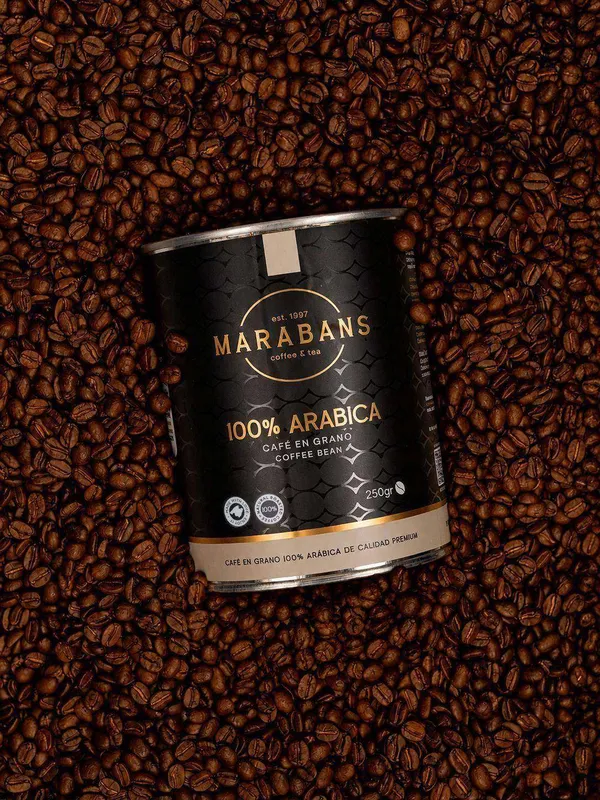Marabans Coffee & Tea — lata de café en grano sobre grano tostado